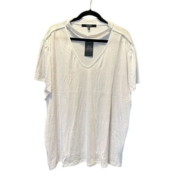 NWT Plus Size White V-Neck Short Sleeve Blouse Top Crystal Accent Shoulders 3XL - Picture 1 of 8